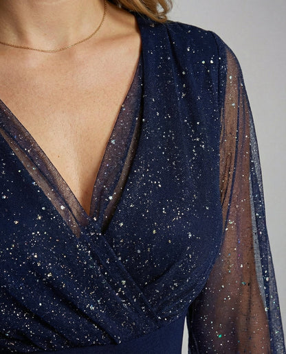 Robe courte ajustée à décolleté en V et manches longues