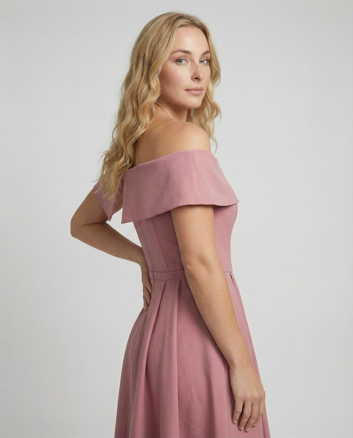 Robe mi-longue à épaules dénudées et col bardot